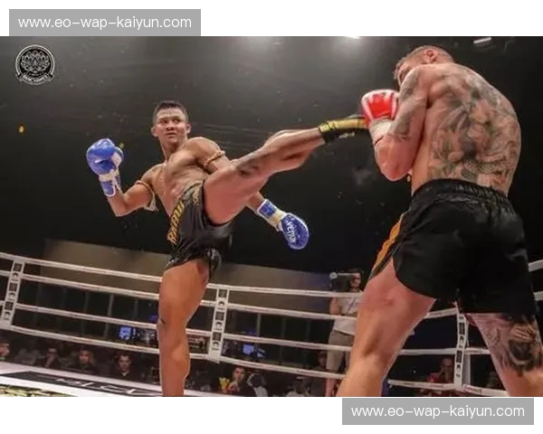 龙城之巅的孤胆逆袭：当“酷刑者”顾辉撞上泰拳图腾播求，这一战打出了中国搏击的脊梁！